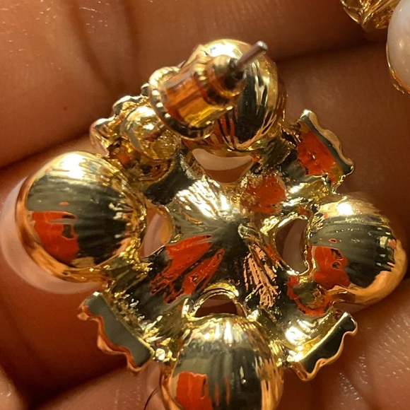 Elegant Gold and Pearl Earrings - Picture 4 of 7